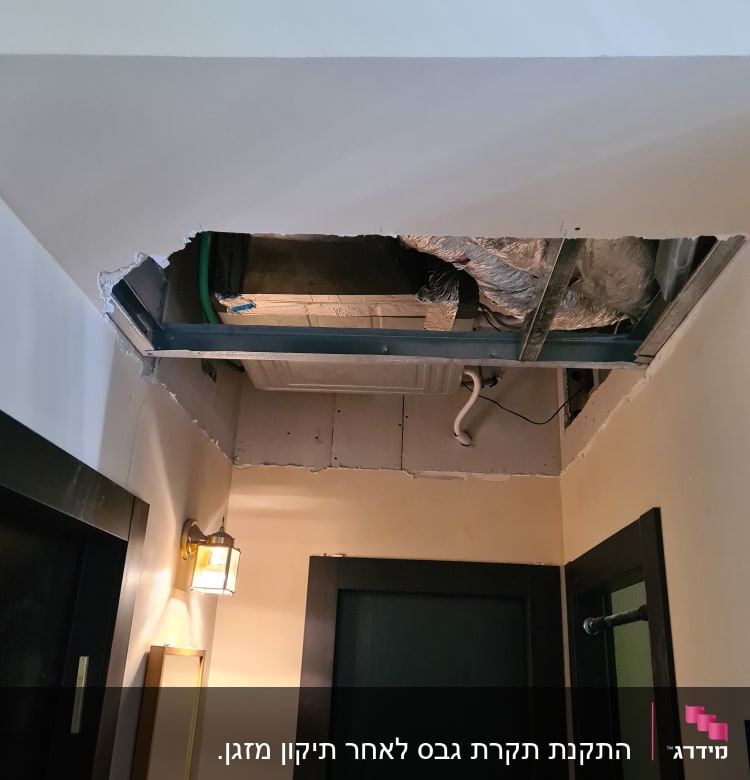 תקרת גבס פתוחה עם צינורות ותעלות חשמל